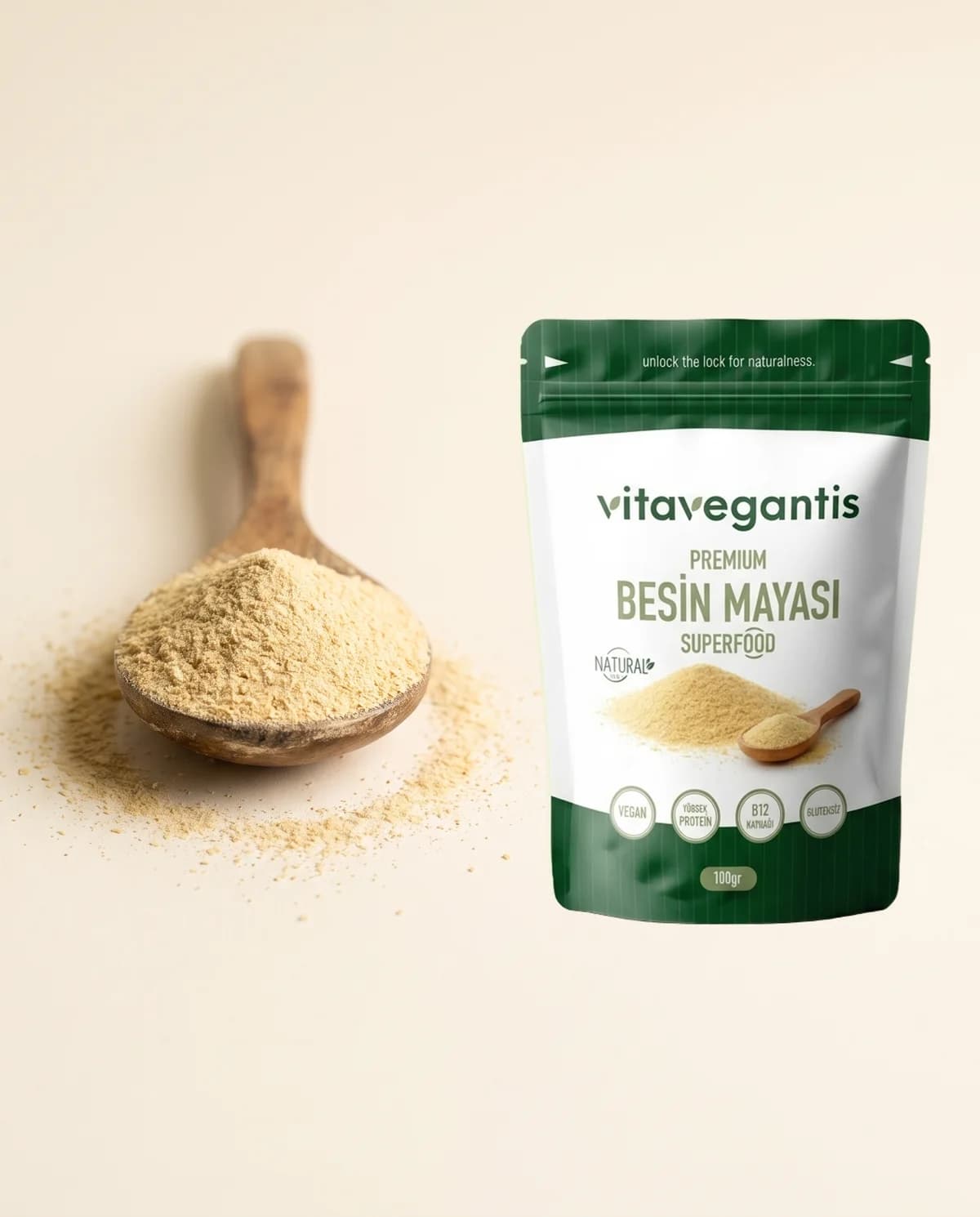 Ahşap kaşıkta besin mayası pulları ve 100 g'lık VitaVegantis Besin Mayası paketi