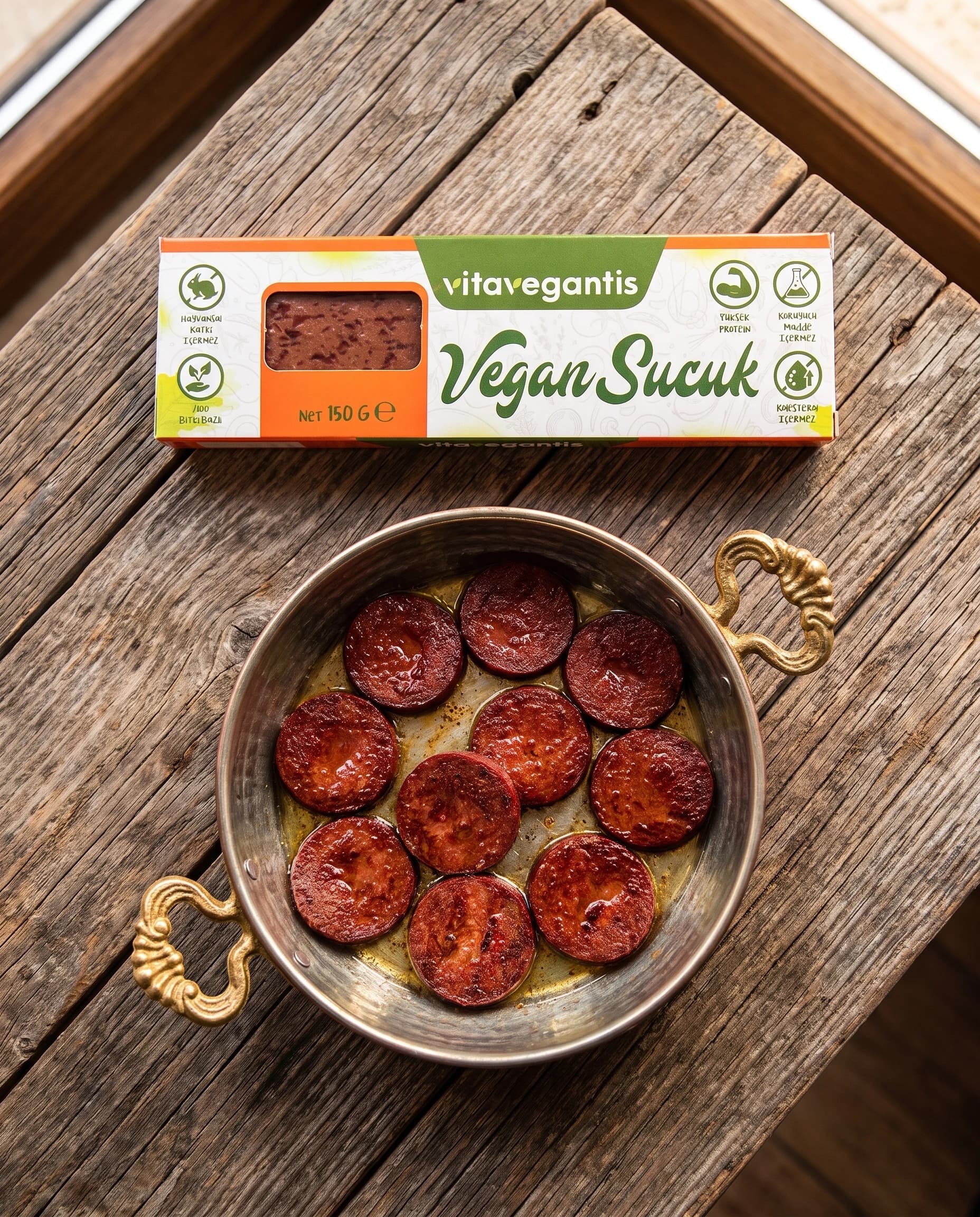 Pan-fried vegan sucuk with the VitaVegantis plant-based sucuk pack